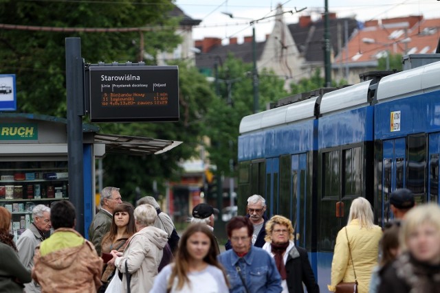 Smog w Krakowie. Poziom zanieczyszczeń sprawdzisz na przystanku. Tablice informacyjne będą wyświetlać komunikaty o jakości powietrza.