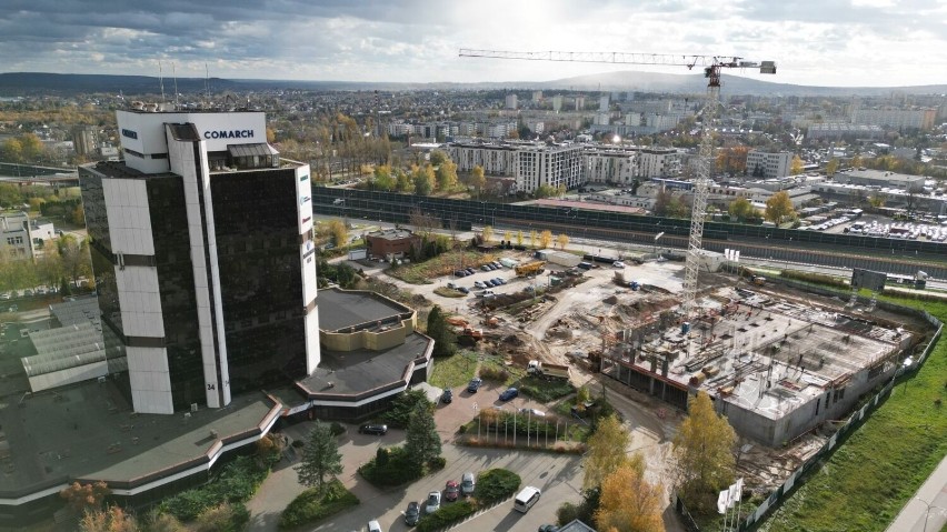 Najwyższy budynek w Kielcach pnie się w górę obok dawnego Exbudu. Zobaczcie zdjęcia z drona 