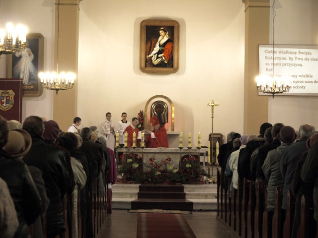 Zdjęcie z poświęcenia ołtarza (2009 rok) z udziałem biskupa Jana Bernarda Szlagi