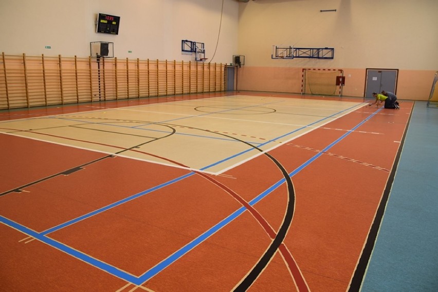 Odnowiono sale gimnastyczne w szkołach gminy Zduńska Wola