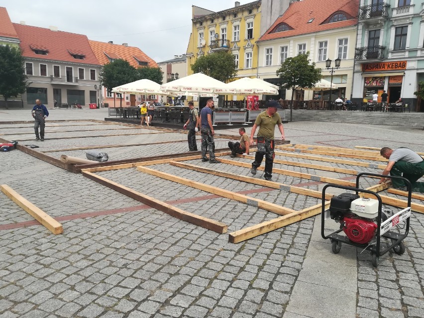 Zakład Zieleni Miejskiej rozpoczął budowę plaży na Rynku