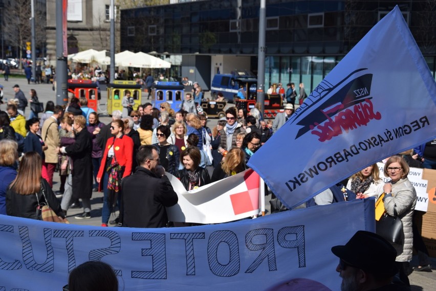 Manifestacja nauczycieli na rynku w Katowicach