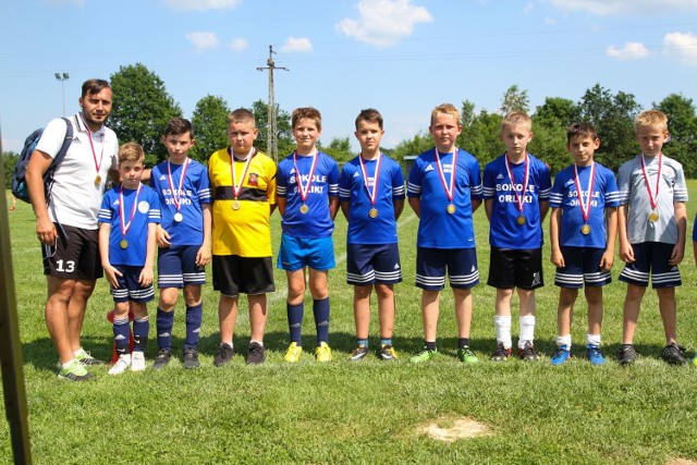 Trener Mariusz Zabiegała (z lewej) z drużyną orlików „Sokole Orliki” Borzęcin Górny