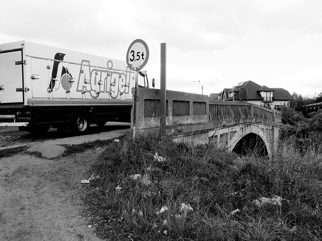 Betonowy wiadukt nad torami kolejowymi pamięta lata 20. ubiegłego stulecia. Mimo znaku ograniczającego tonaż, kierowcy ciężarówek jeżdżą po nim nagminnie.