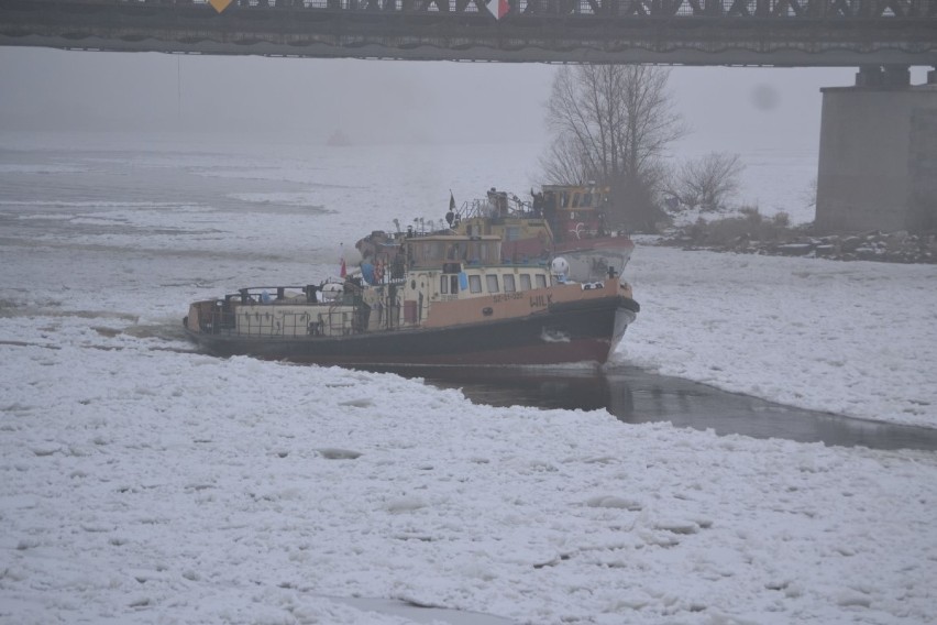 Lodołamacze rozbijały krę na Wiśle w Tczewie [FOTO, WIDEO]