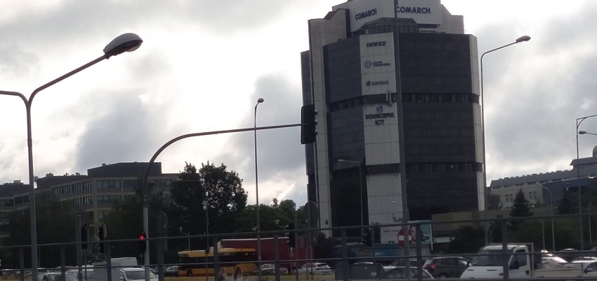 Kolizja na alei Solidarności w Kielcach. Zderzyły się dwa samochody osobowe. Ogromne korki!