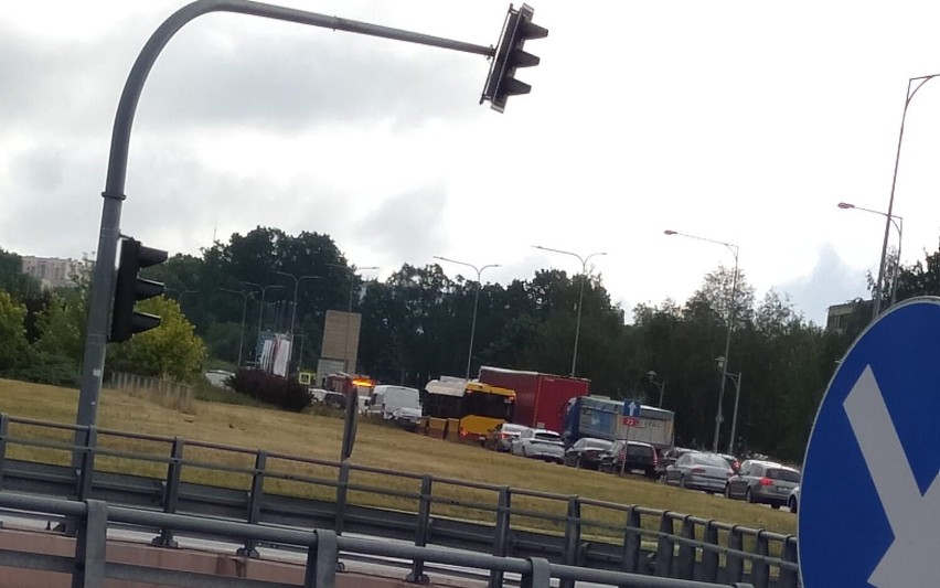 Kolizja na alei Solidarności w Kielcach. Zderzyły się dwa samochody osobowe. Ogromne korki!