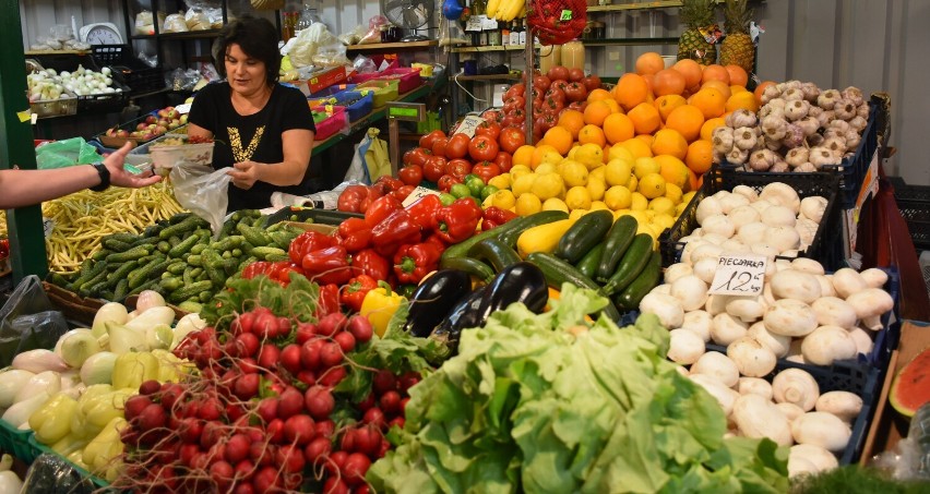Na bazarze w Chełmie jest bardzo duży wybór świeżych  owoców...