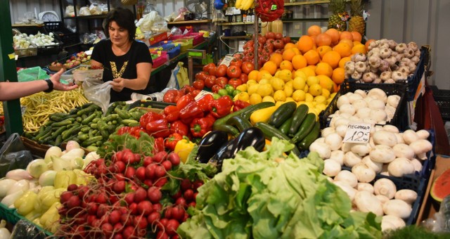 Na bazarze w Chełmie jest bardzo duży wybór świeżych  owoców i warzyw.