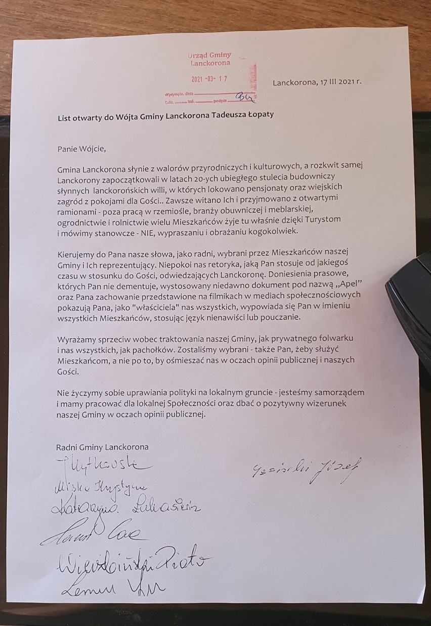 Podczas sesji rady gminy grupa radnych złożyła list otwarty....