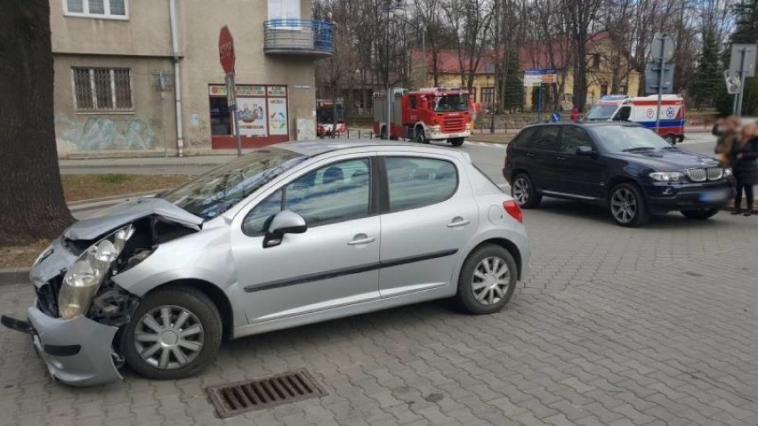 Nowy Sącz. Na ulicy Mickiewicza zderzyły się dwa samochody [ZDJĘCIA]