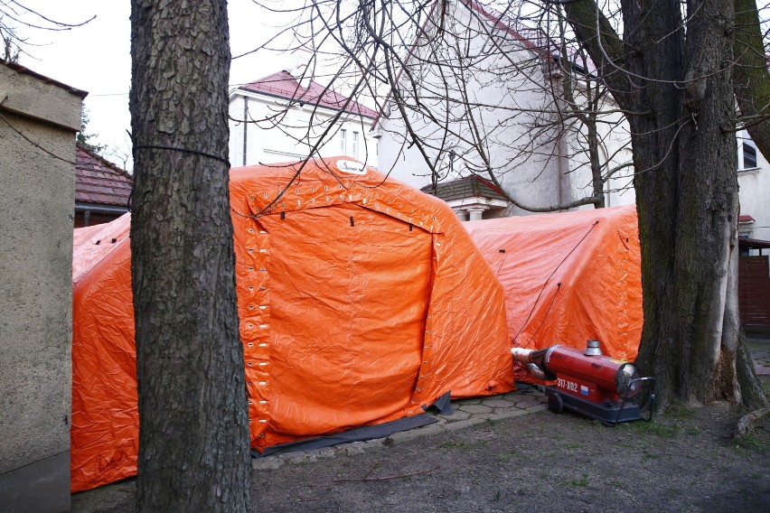 Dwa namioty przed szpitalem zakaźnym na Wolskiej. To polowe izby przyjęć na wypadek koronawirusa