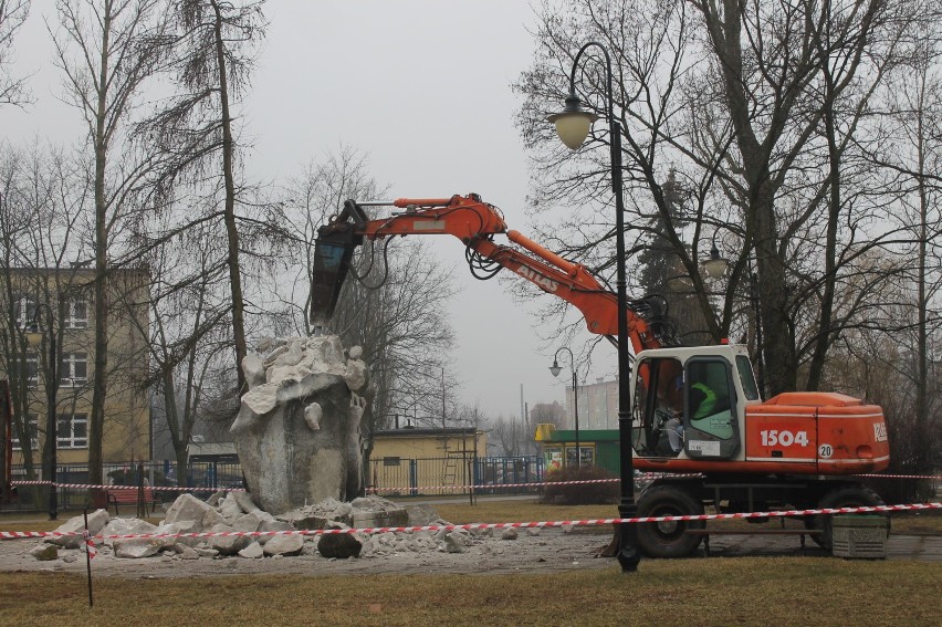 Zburzono pomnik z czasów PRL  na rogu ulic Jana Pawła  II i Granicznej w Tomaszowie [ZDJĘCIA+FILM]