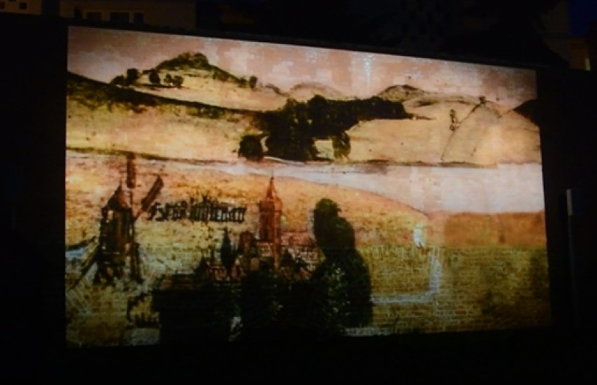 Oblężenie Malborka 1460 na murach Zewnętrznego Muzeum Fortyfikacji [ZOBACZ FILM]. Projekcja codziennie wieczorem