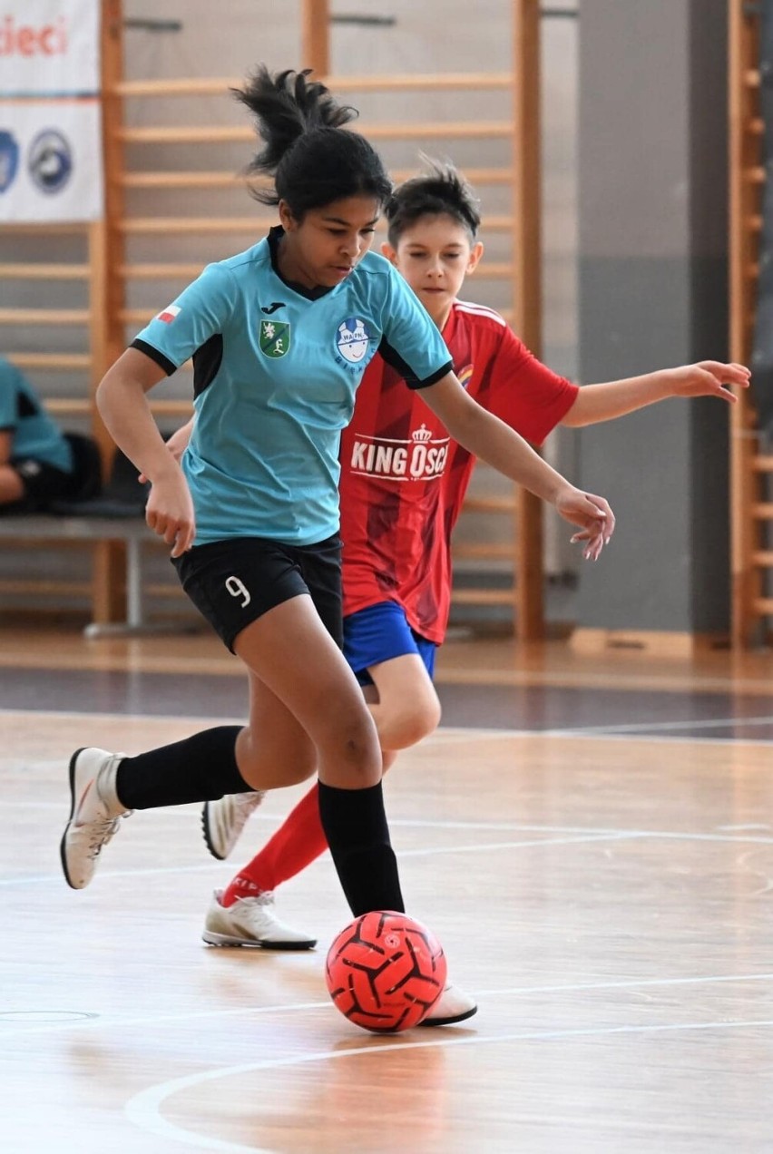 Nina Abe zadebiutowała w reprezentacji Polski U-15. Swoją przygodę z piłką nożną rozpoczęła w Błękitnych Łęczyce