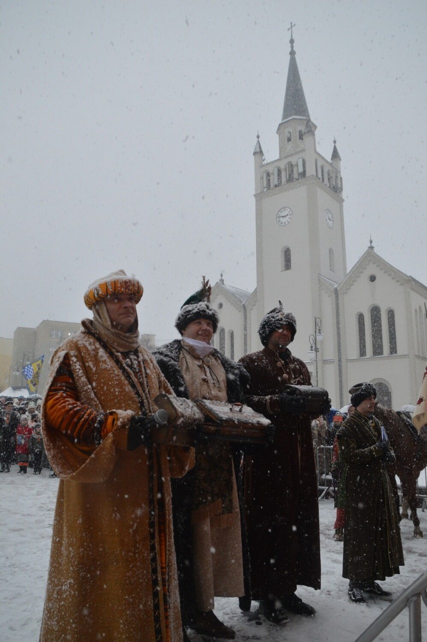 Orszak Trzech Króli w Bytowie w świątecznym klimacie. Pomógł śnieg | ZDJĘCIA,WIDEO