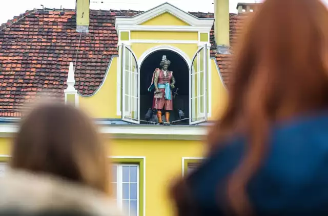 Postać Pana Twardowskiego ukazuje się w oknie kamienicy przy Starym Rynku dwa razy na dzień.