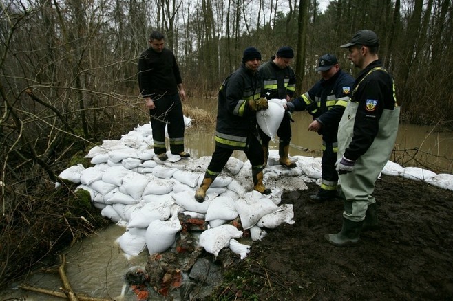 Woda przerwała wał przeciwpowodziowy pod Wrocławiem (ZDJĘCIA)