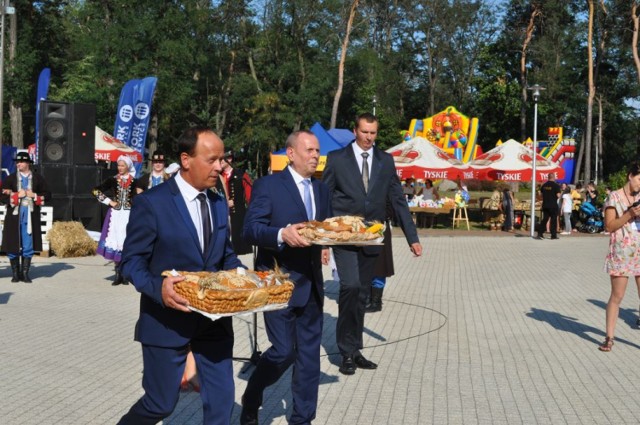 Dożynki Książ Wlkp.: starosta i burmistrz dzielili się chlebem