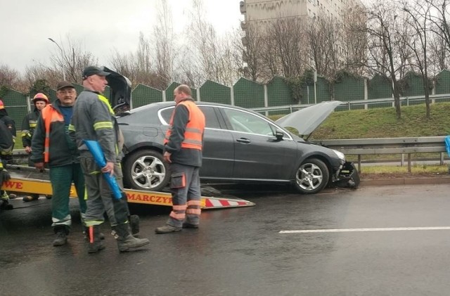 Do zdarzenia doszło na wysokości salonu Renault. Tworzą się duże korki. Policjanci z Rudy Śląskiej kierują na objazdy bocznymi drogami.