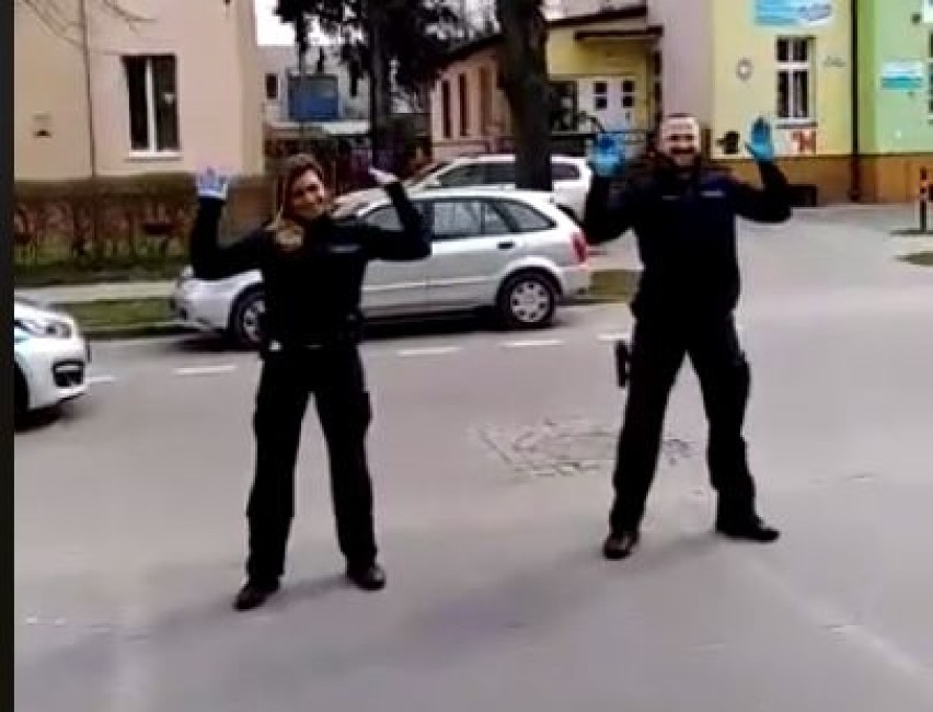 Policjanci tańczą