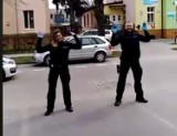 Policjanci kontrolują na kwarantannie i tańczą. Uśmiechnij się 
