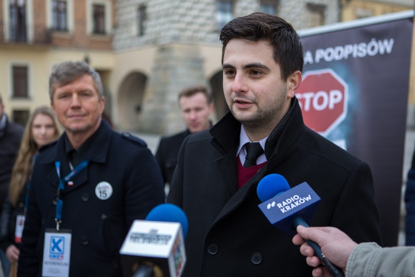 Tarnów. Poseł Norbert Kaczmarczyk zbierał podpisy w sprawie referendum [ZDJĘCIA]