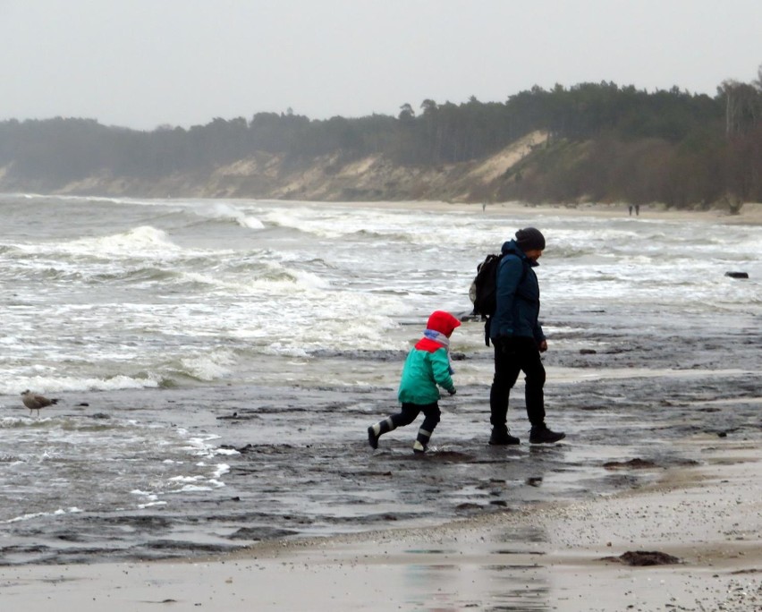 Ustka: zimowe spacery nad morzem idealne dla zdrowia (galeria zdjęć)