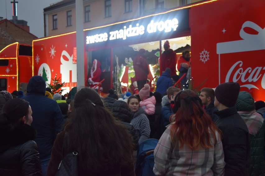 Coca-Cola Płock. Świąteczna ciężarówka dotarła do Płocka! Magia świąt na starówce! [ZDJĘCIA]