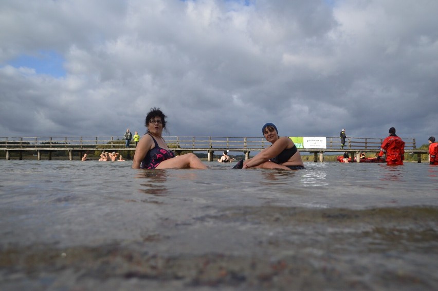 W Koczale morsy rozgrzały atmosferę. Inauguracja sezonu kąpieli w lodowatej wodzie| ZDJĘCIA+WIDEO