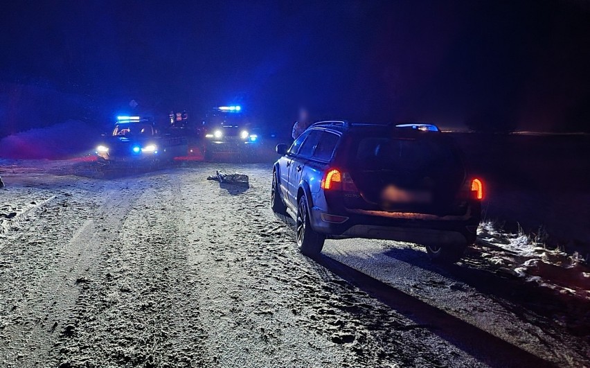 Wypadek w Huwnikach w powiecie przemyskim. Pieszy potrącony na drodze przez kierującego volvo [ZDJĘCIA]