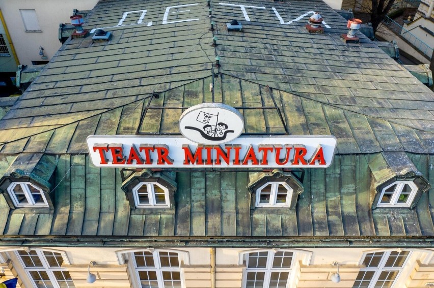 Na dachu gdańskiego Teatru Miniatura pojawił się napis...