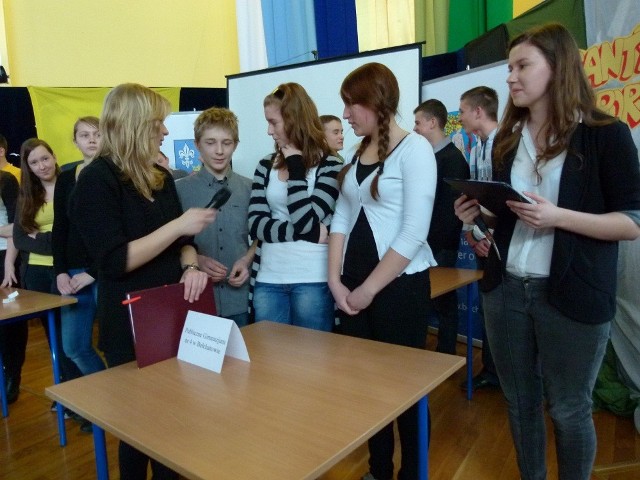 Zwycięzcy, uczniowie PG nr 4 w Bełchatowie, odpowiadają na pytania o sporcie