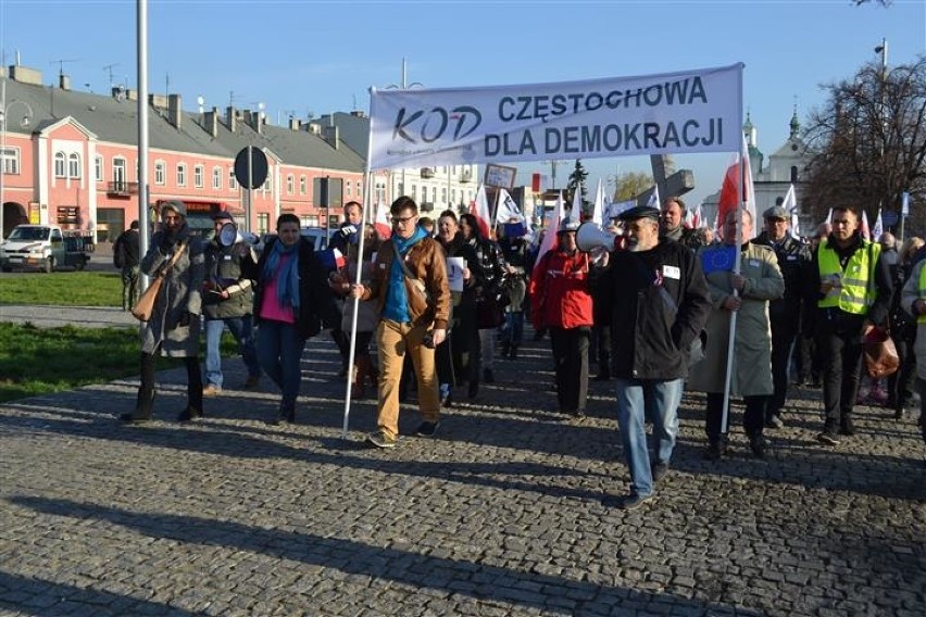 Częstochowa: Marsz w obronie demokracji. Aleją NMP przeszło ok. tysiąc osób [ZDJĘCIA, FILM]