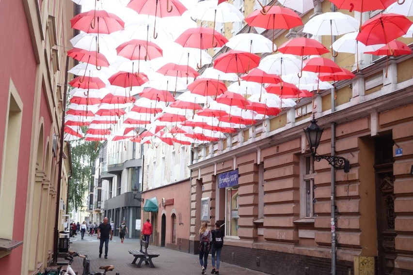 Ponad sto biało-czerwonych parasolek zawisło nad ulicą...