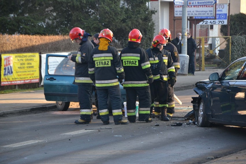 Wypadek w Malborku. Na Sikorskiego trzy osoby ranne po zderzeniu vw golfa i audi