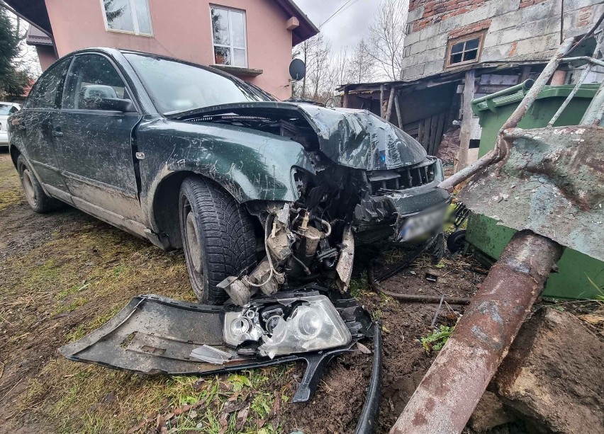 Przemyśl. Volkswagen passat wylądował na ogrodzeniu prywatnej posesji przy ul. Obozowej. Kierowca uciekł [ZDJĘCIA]