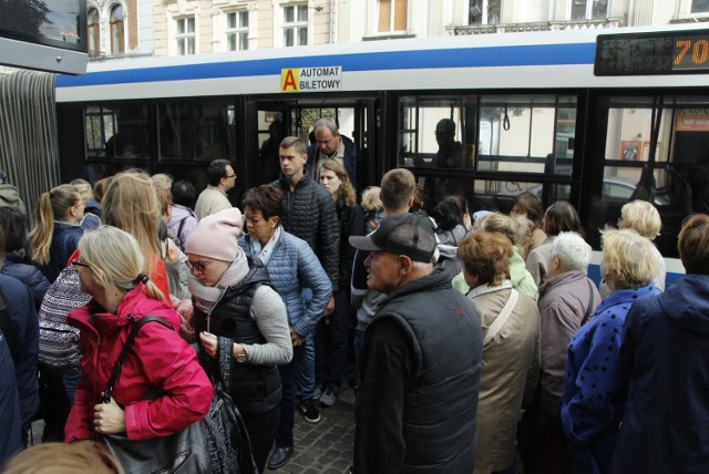 Pasażerowie komunikacji miejskiej oraz kierowcy mają duże problemy spowodowane rozpoczętą przebudową ul. Królewskiej, Podchorążych i Bronowickiej.