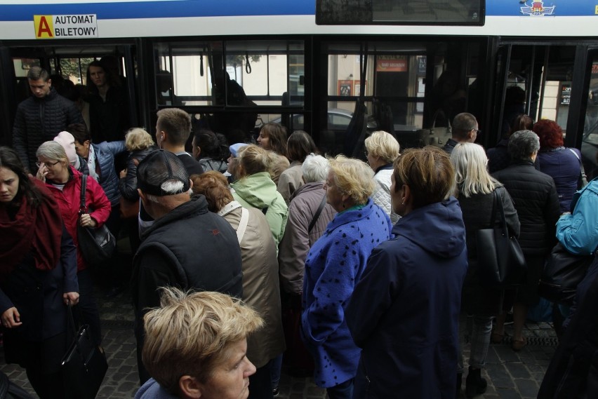 Pasażerowie komunikacji miejskiej oraz kierowcy mają duże...