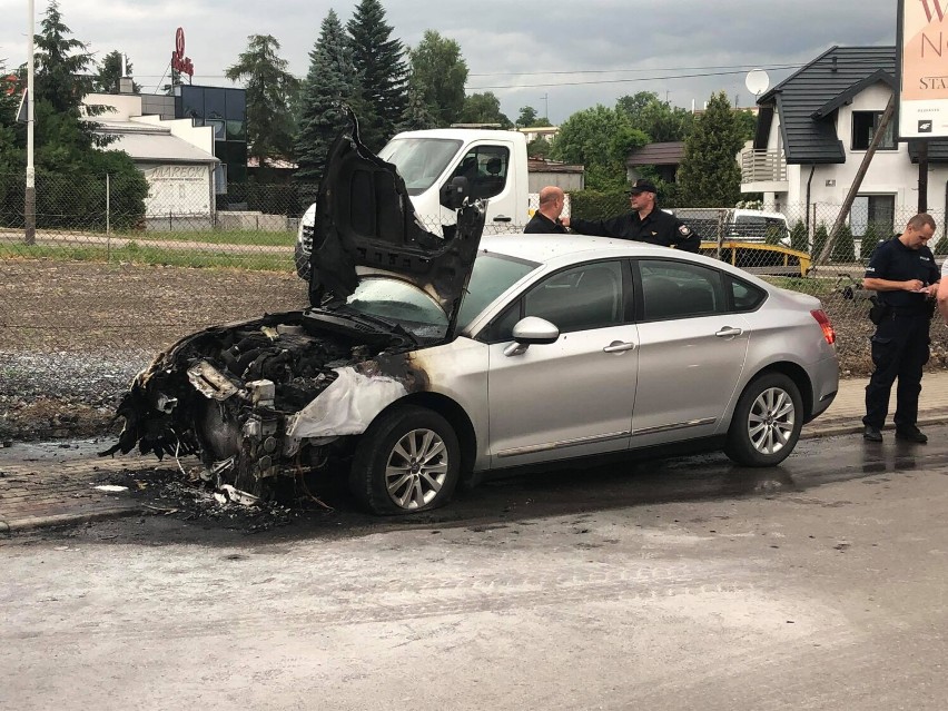 W Jarosławiu na ulicy Szczytniańskiej zapalił się samochód