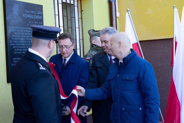 Świętowanie w gminie Grójec rozpoczęło się w Szkole Podstawowej w Bikówku, gdzie odsłonięto tablice ku pamięci generała Jana Kowalewskiego.
