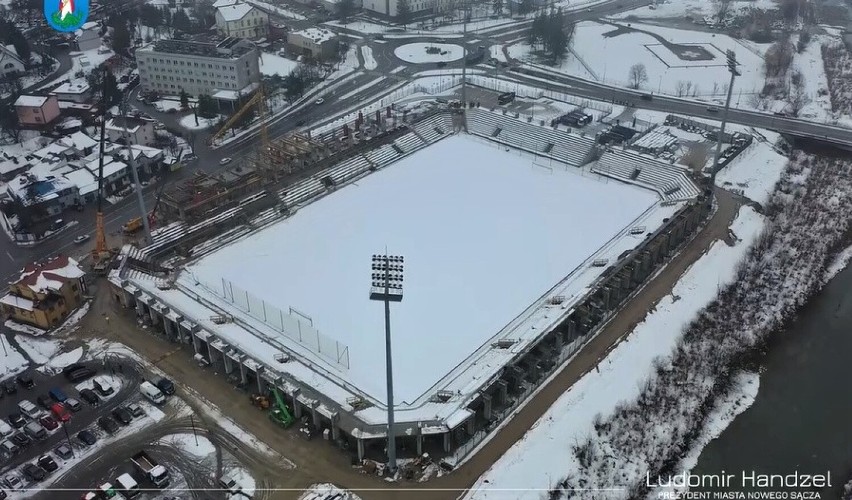 Nowy Sącz. Miasto zamierza ogłosić przetarg na sprzedaż słupów oświetleniowych ze stadionu Sandecji