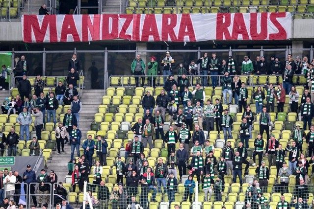 Kibice Lechii Gdańsk już od dłuższego czasu głośno wyrażają brak zaufania dla działania Adama Mandziary i Pawła Żelema. 

Teraz stanowczy głos w kwestii działania władz klubu przekazali oldboje biało-zielonych. Pod kolejnymi zdjęciami prezentujemy oświadczenie przygotowanie przez Lechia Oldboys w wersji oryginalnej.

>>>>> czytaj dalej