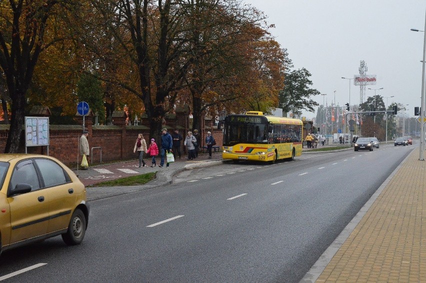 Wszystkich Świętych 2019. Na cmentarz przy al. Chopina we Włocławku lepiej pojechać autobusem. Szybciej i za darmo 