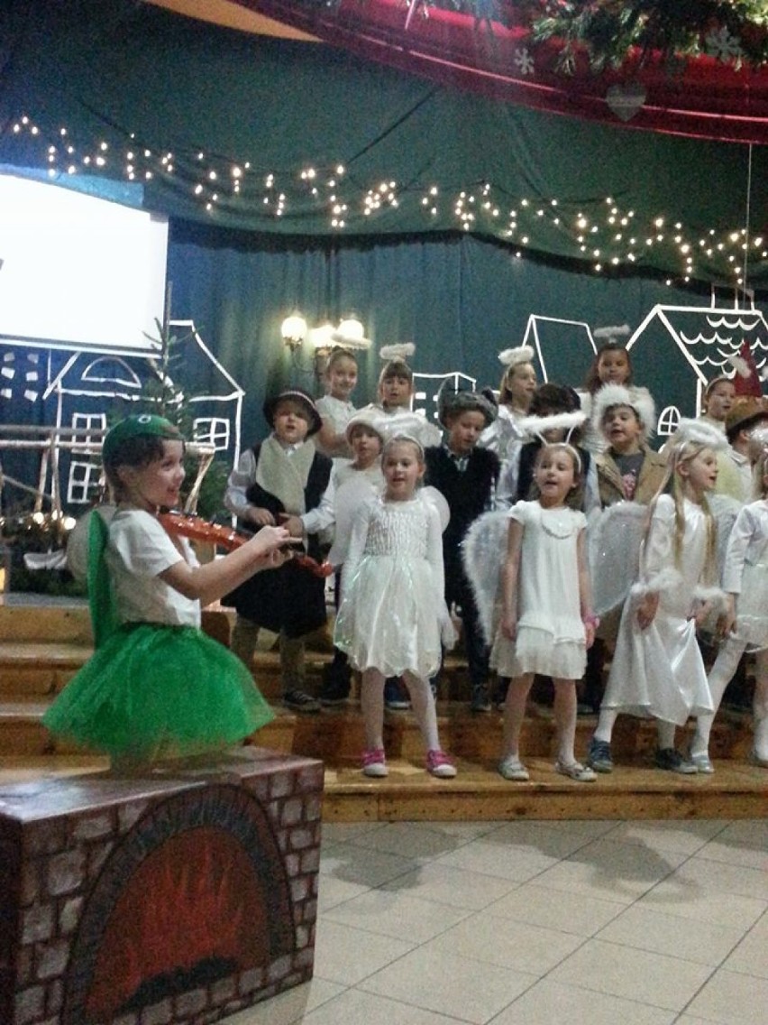 Biały Koncert w Szkole Podstawowej w Nowej Wsi Lęborskiej w bożonarodzeniowym klimacie ZDJĘCIA