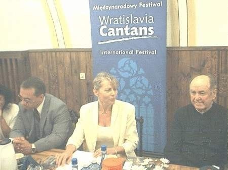 Lidia Geringer d'Oedenberg przedstawiła tegoroczny program festiwalu. Po lewej stronie siedzi prezydent Piotr Roman, a po prawej dziekan Władysław Rączka FOT. LESZEK GRABOWY