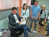 Piekary Śląskie: Czytelnicy spotkali się w bibliotece z Szymonem Hołownią