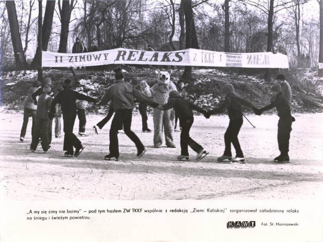 Zimowy relaks dzieci na świeżym powietrzu pod hasłem "A my się zimy nie boimy" w 1979 r.
