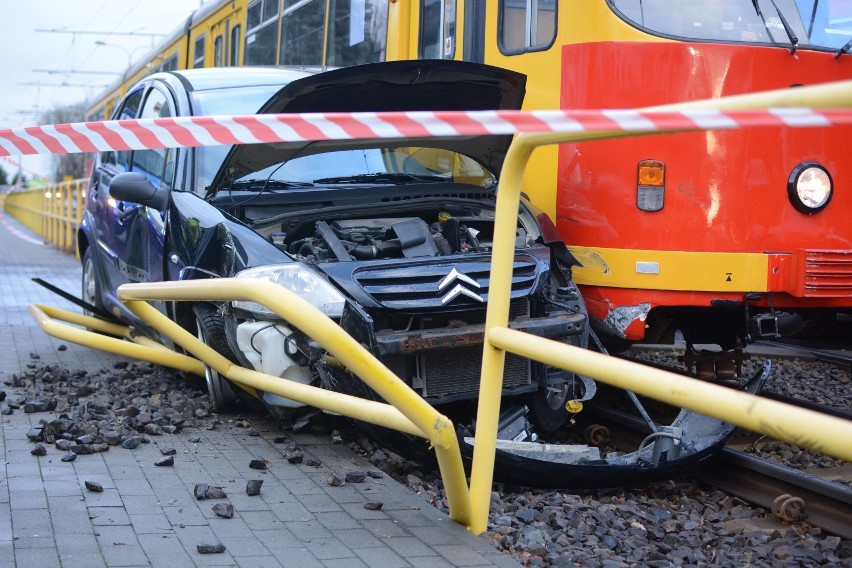 Samochód zderzył się z tramwajem w Grudziądzu. Jedna osoba trafiła do szpitala [zdjęcia]