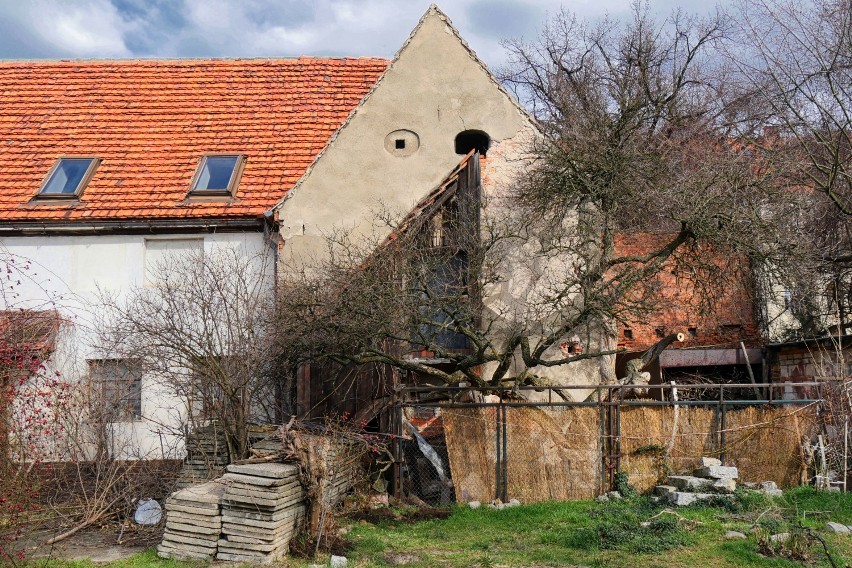 Pozostałości po wsi niemal w centrum Legnicy. Historia zabytkowej zagrody przy ulicy Jaworzyńskiej. Zobacz zdjęcia  